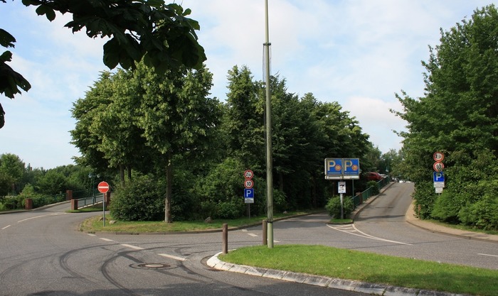 P+R Steindammwiesen · Parkplatz-Übersicht · Elmshorn | Bild 1/2 | P+R Steindammwiesen · Zufahrt über Julius-Leber-Straße